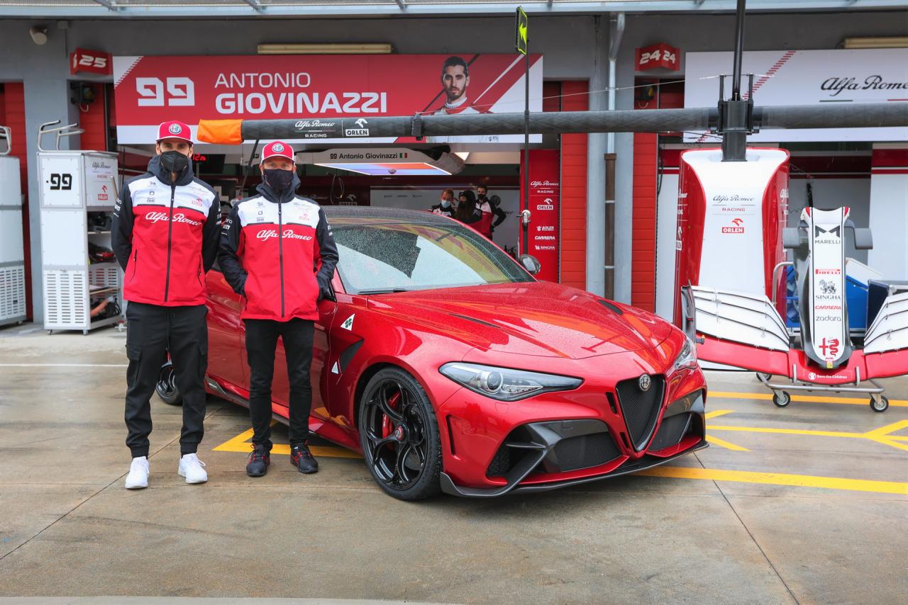 Alfa-Romeo-Giulia-GTAm-ImolaGP-01.jpg