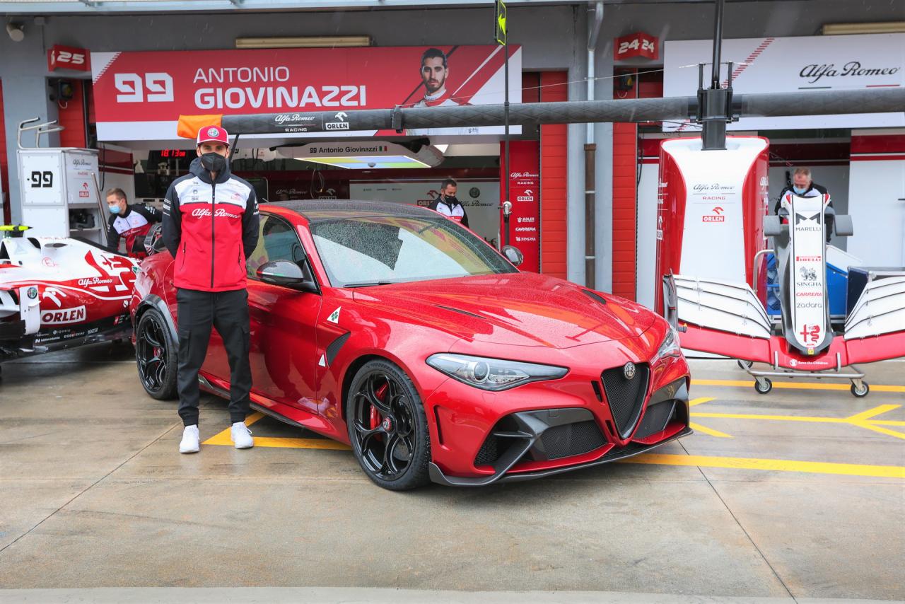 Alfa-Romeo-Giulia-GTAm-ImolaGP-03.jpg