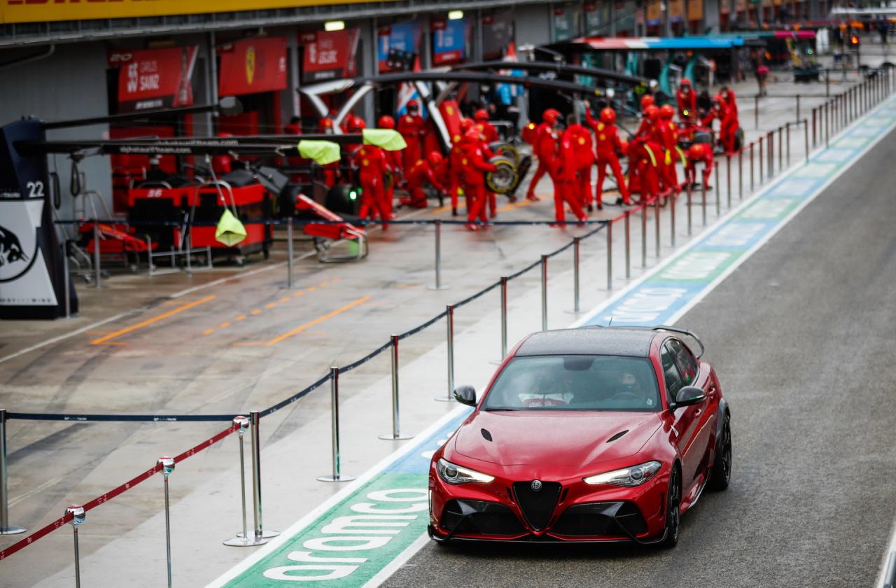 Alfa-Romeo-Giulia-GTAm-ImolaGP-05.jpg