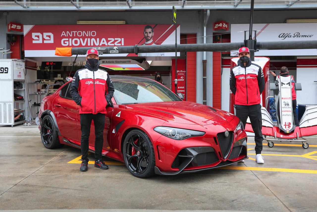 Alfa-Romeo-Giulia-GTAm-ImolaGP-07.jpg