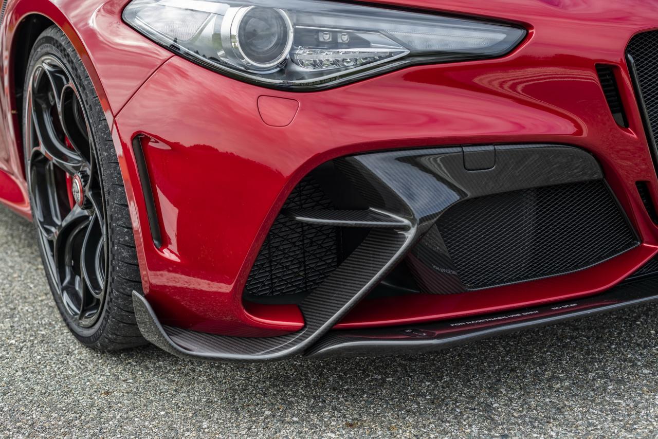 Alfa_Romeo_Giulia_GTAm_02.jpg