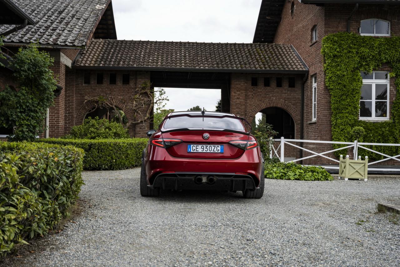 Alfa_Romeo_Giulia_GTAm_11.jpg