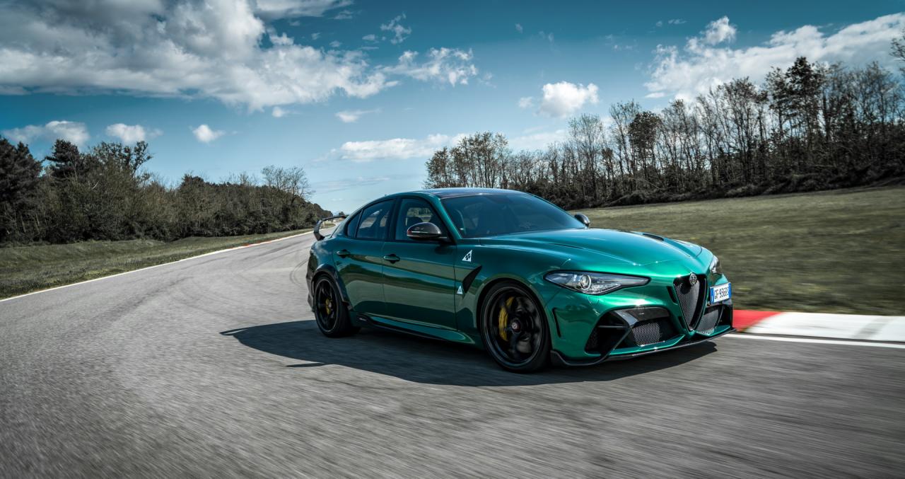 Alfa_Romeo_Giulia_GTAm_25.jpg