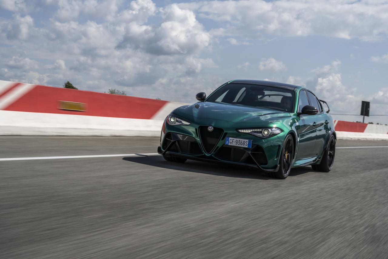 Alfa_Romeo_Giulia_GTAm_28.jpg