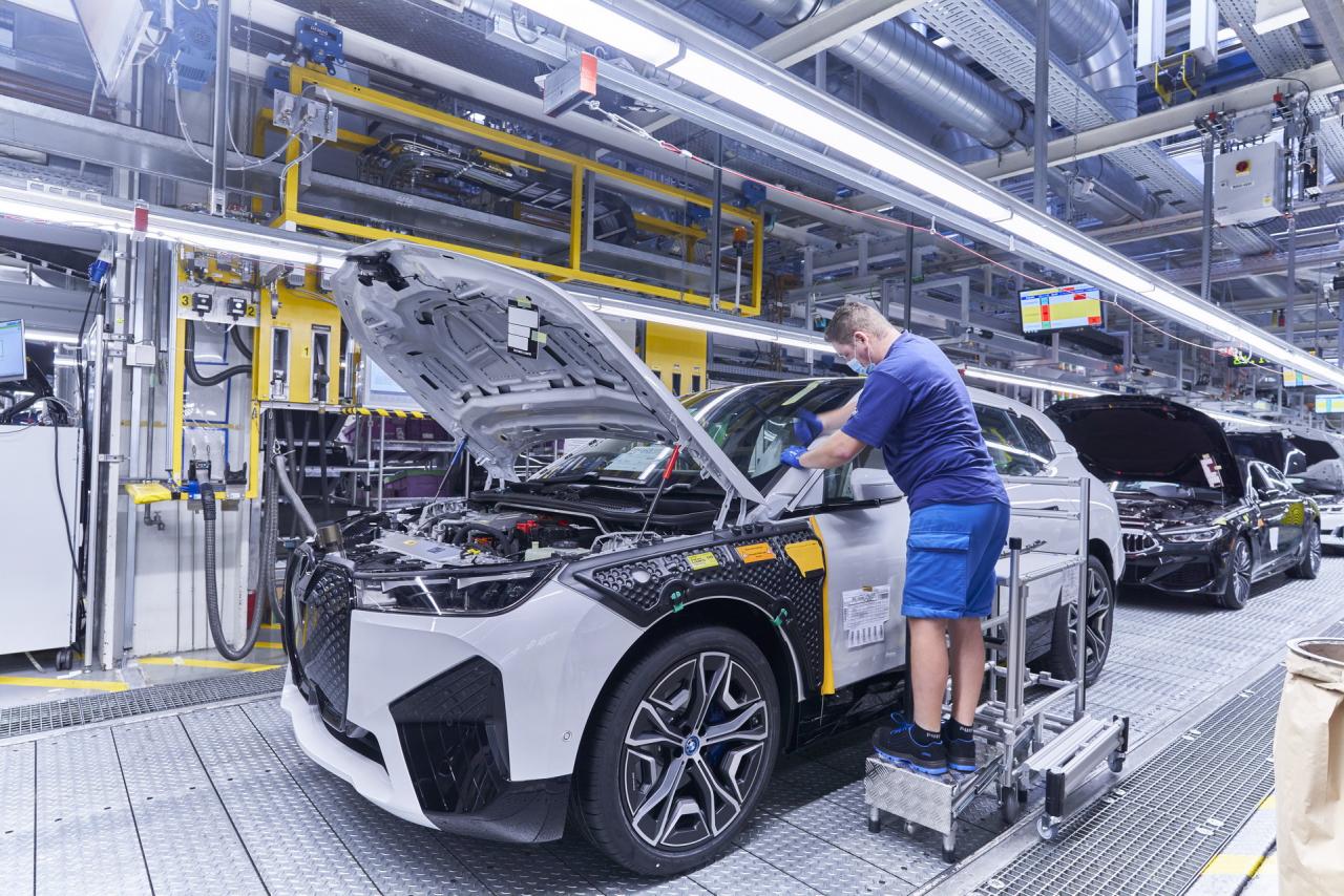 BMW-iNext-SUV-120.jpg