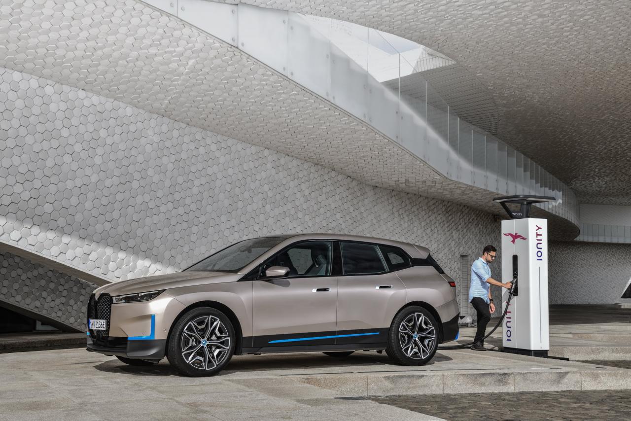 BMW-iNext-SUV-24.jpg