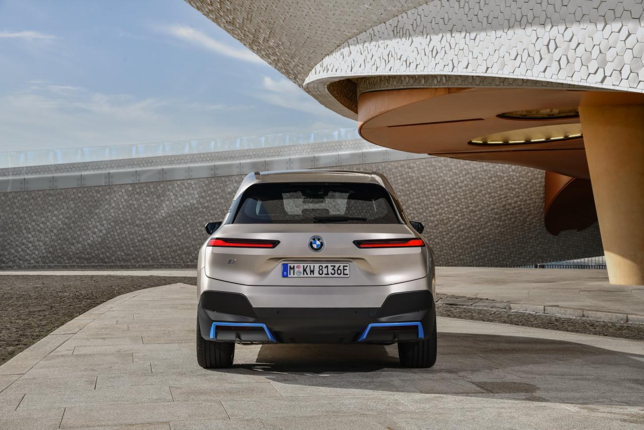 BMW-iNext-SUV-8.jpg