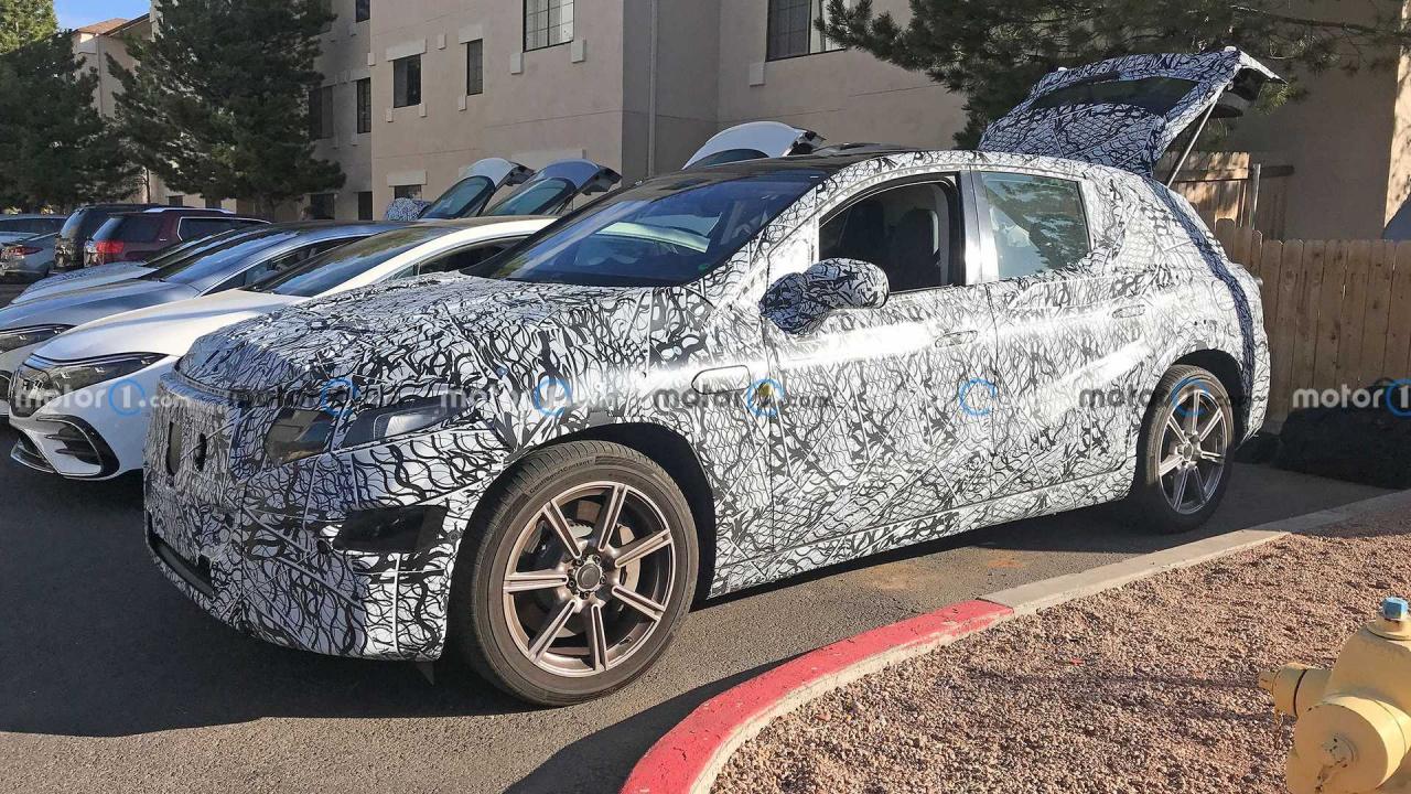 mercedes-benz-eqs-suv-side-view-spy-photo.jpg