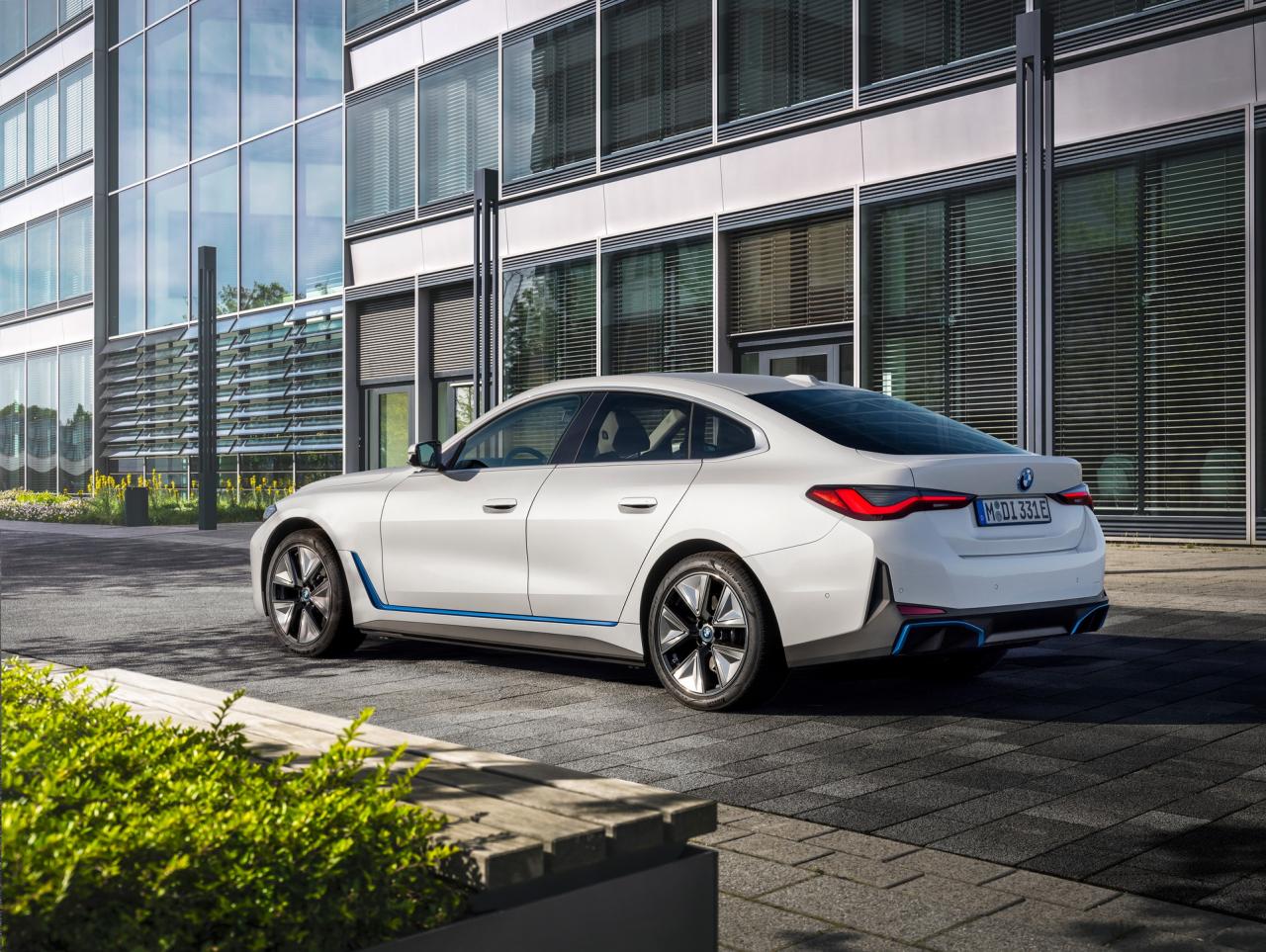 2022-BMW-i4-10.jpg