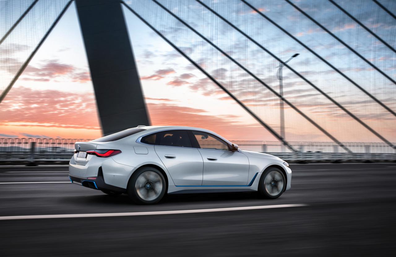 2022-BMW-i4-2.jpg