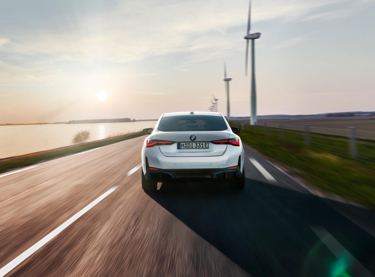 2022-BMW-i4-7.jpg