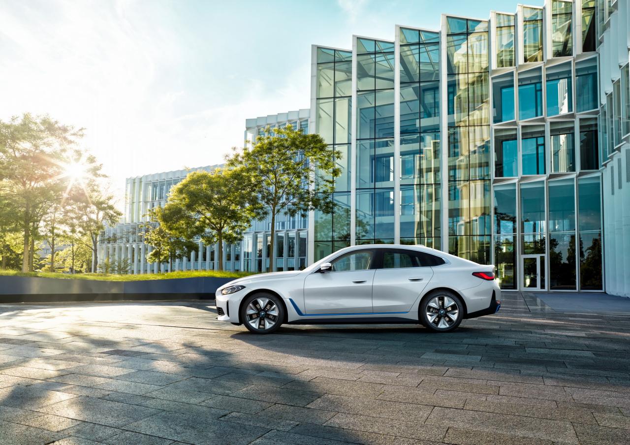 2022-BMW-i4-8.jpg