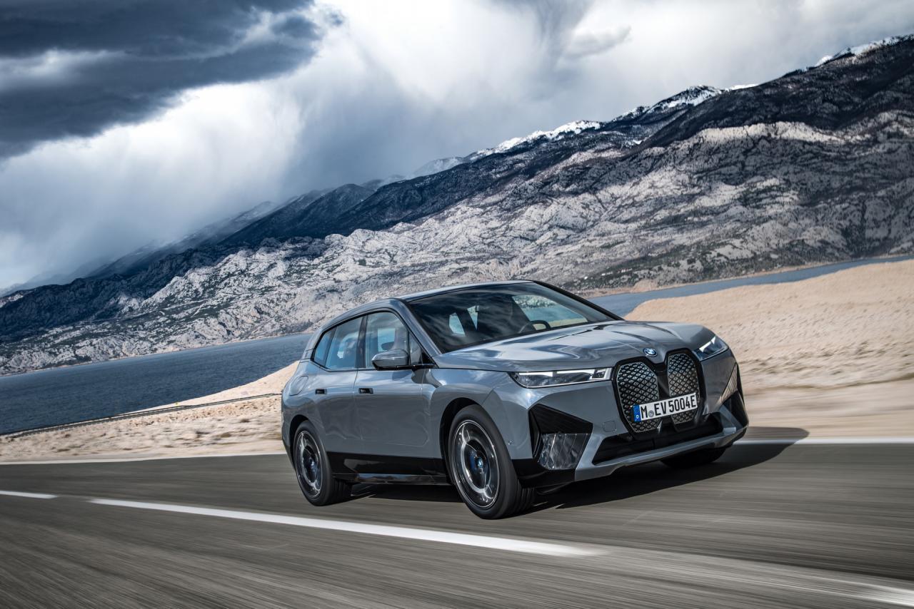 2022-BMW-ix-xDrive50-16.jpg