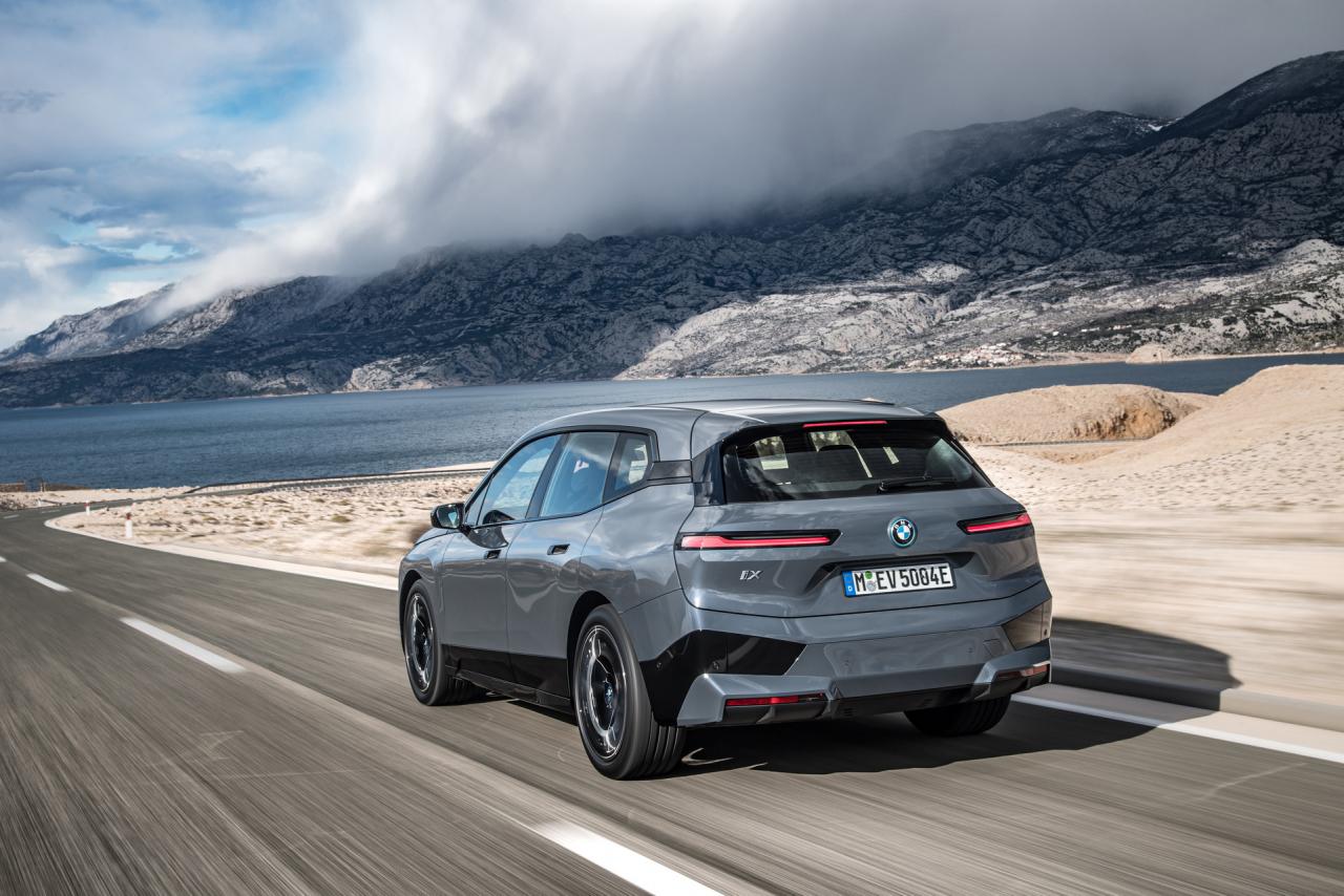 2022-BMW-ix-xDrive50-18.jpg