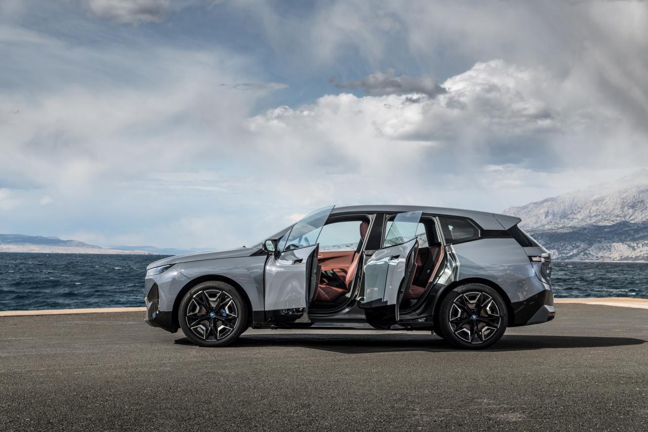 2022-BMW-ix-xDrive50-32.jpg