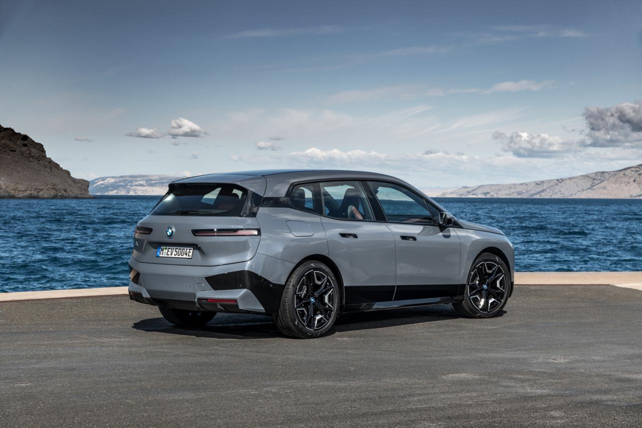 2022-BMW-ix-xDrive50-8.jpg