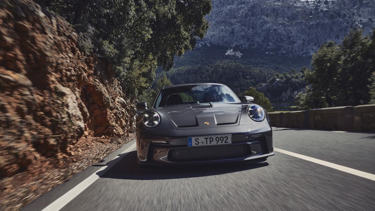 2022-Porsche-911-GT3-Touring-01.jpeg