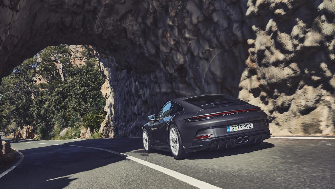 2022-Porsche-911-GT3-Touring-02.jpeg