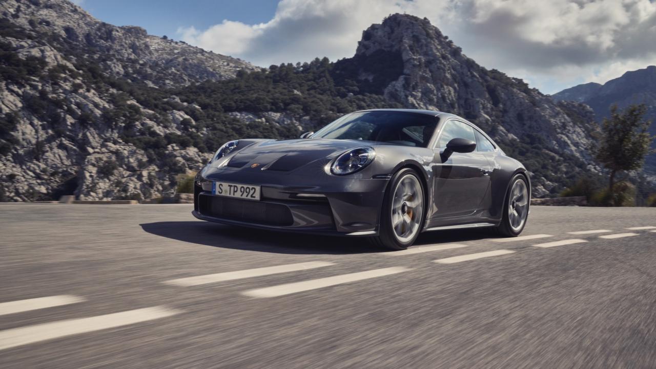 2022-Porsche-911-GT3-Touring-06.jpeg