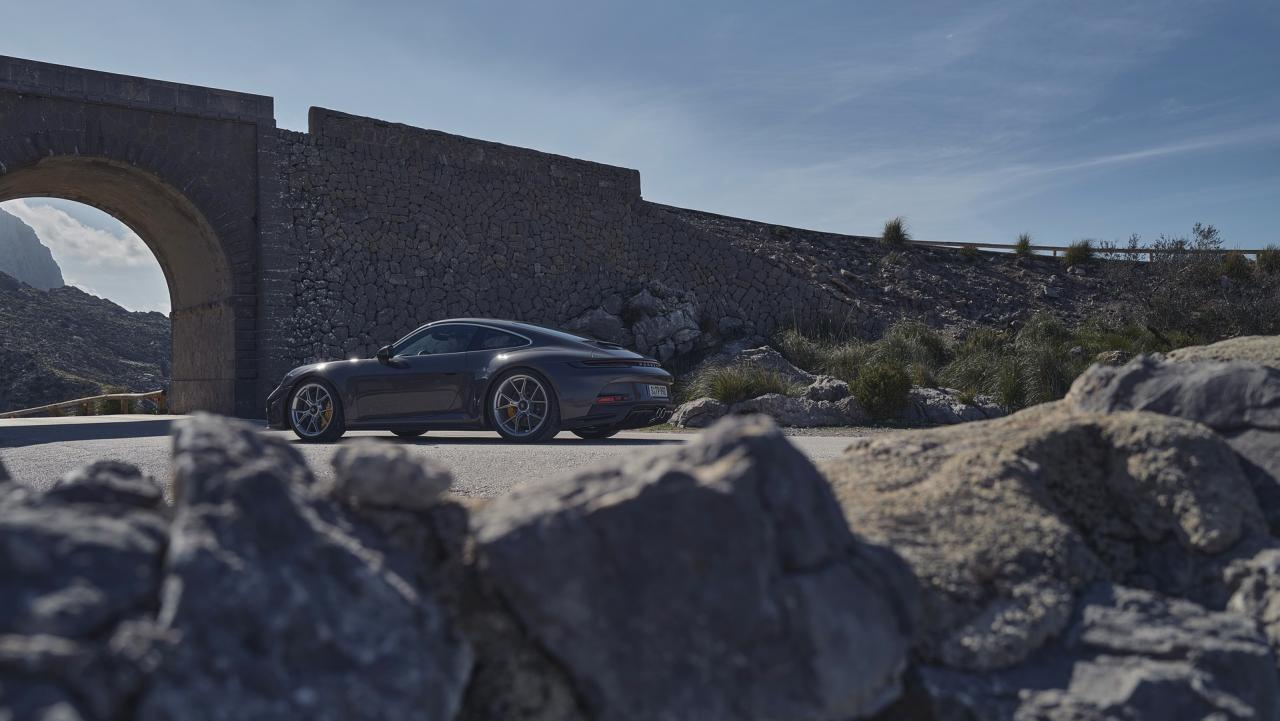 2022-Porsche-911-GT3-Touring-09.jpeg