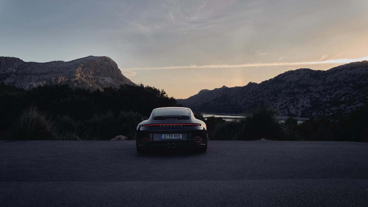 2022-Porsche-911-GT3-Touring-10.jpeg