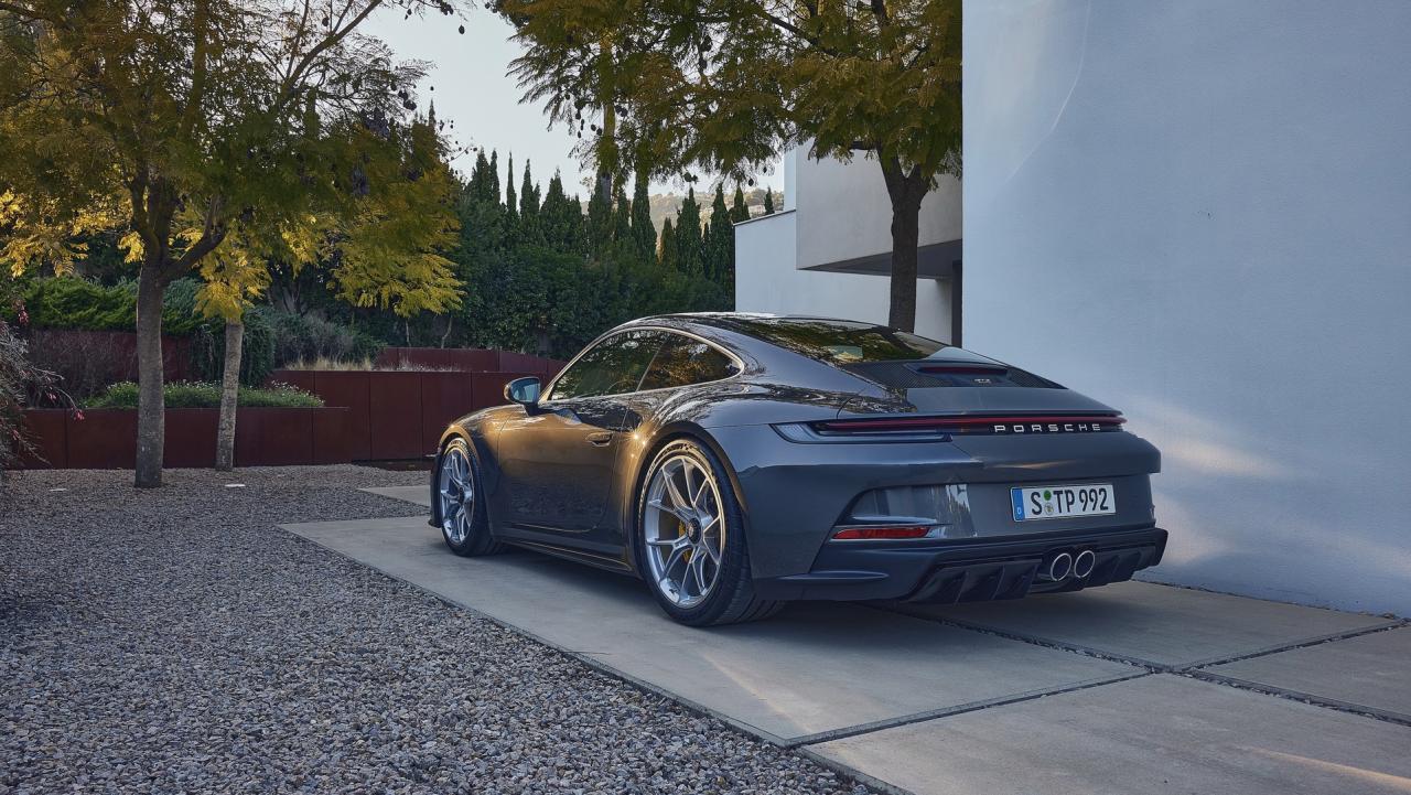 2022-Porsche-911-GT3-Touring-12.jpeg