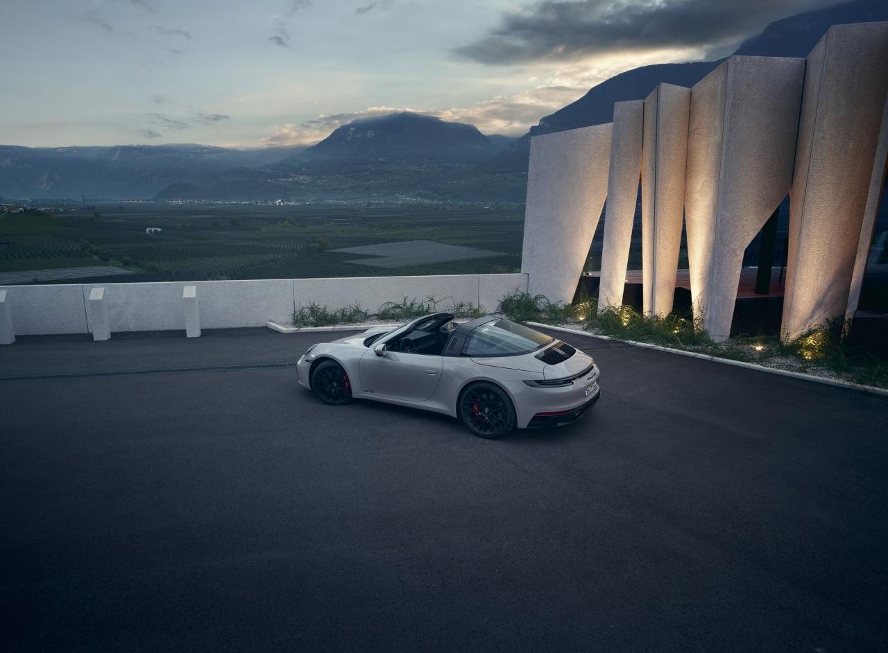 2022-Porsche-911-GTS-1.jpg