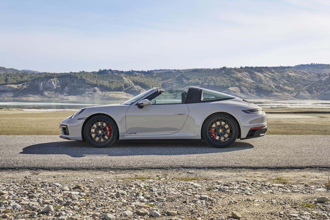 2022-Porsche-911-GTS-10.jpg