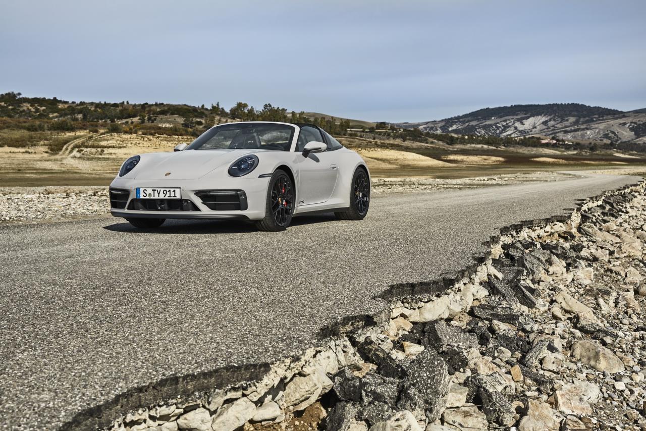 2022-Porsche-911-GTS-12.jpg