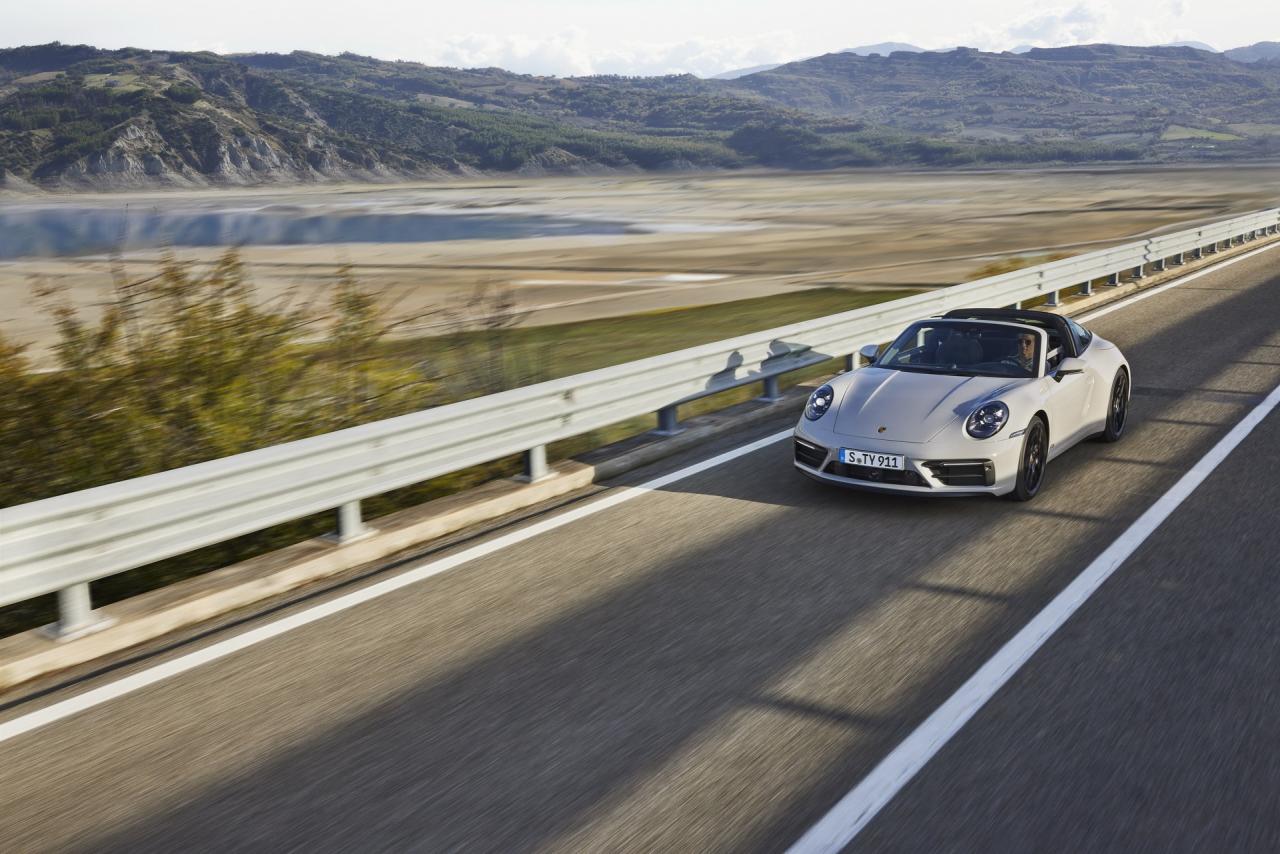 2022-Porsche-911-GTS-13.jpg