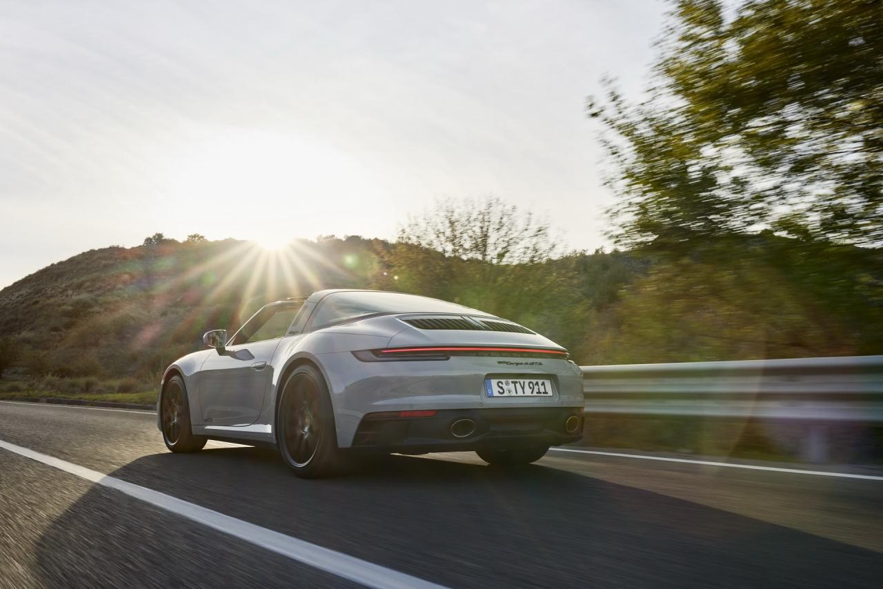 2022-Porsche-911-GTS-14.jpg