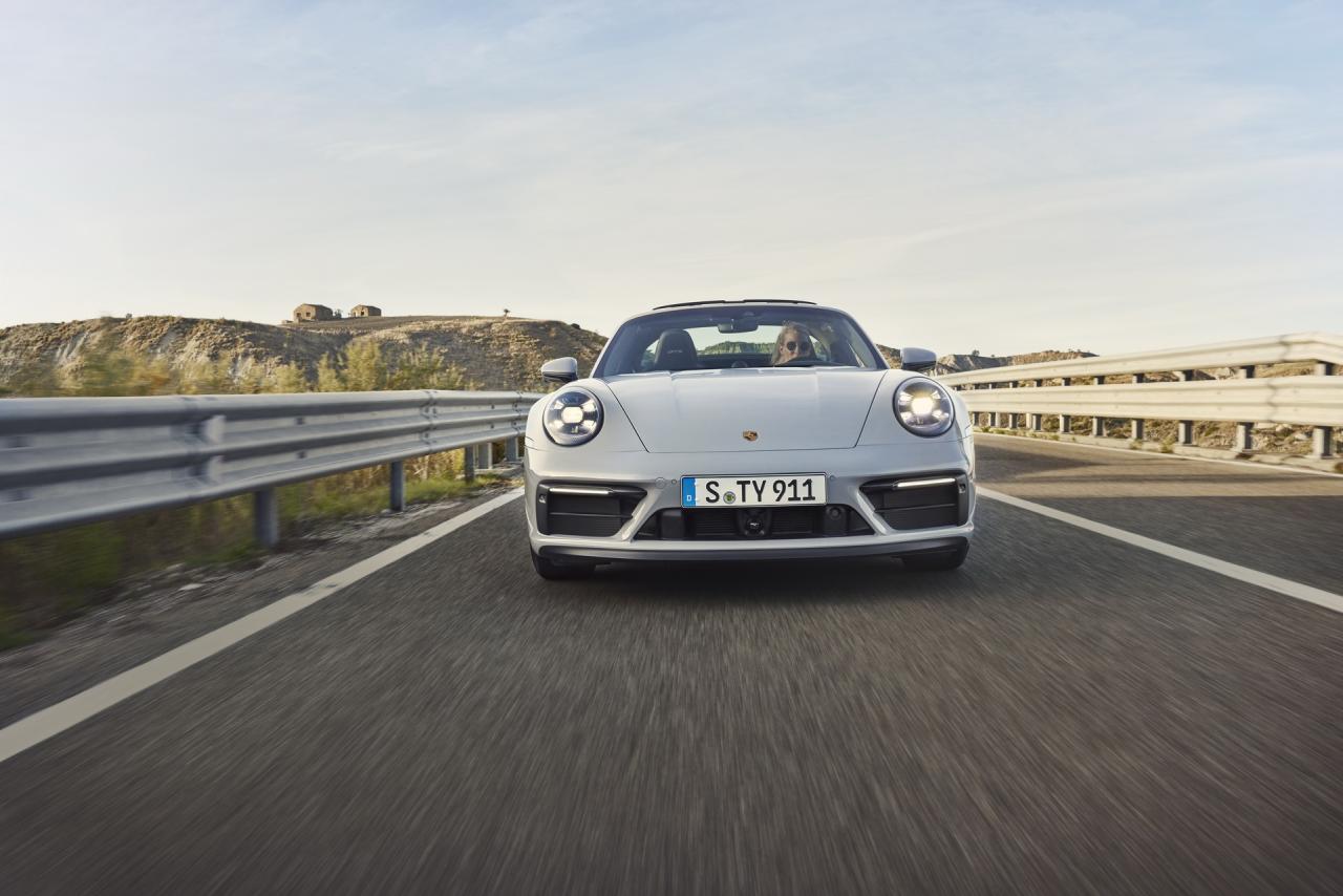 2022-Porsche-911-GTS-15.jpg