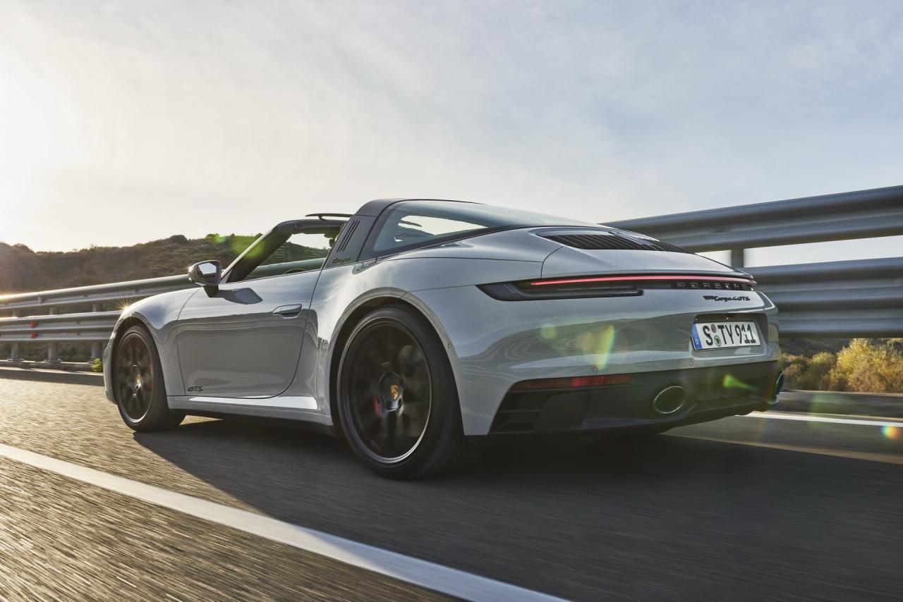 2022-Porsche-911-GTS-16.jpg