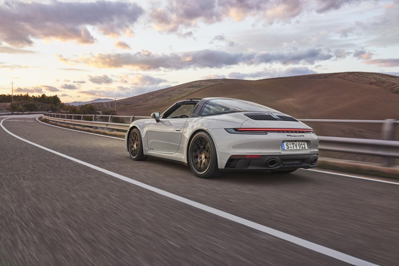 2022-Porsche-911-GTS-17.jpg