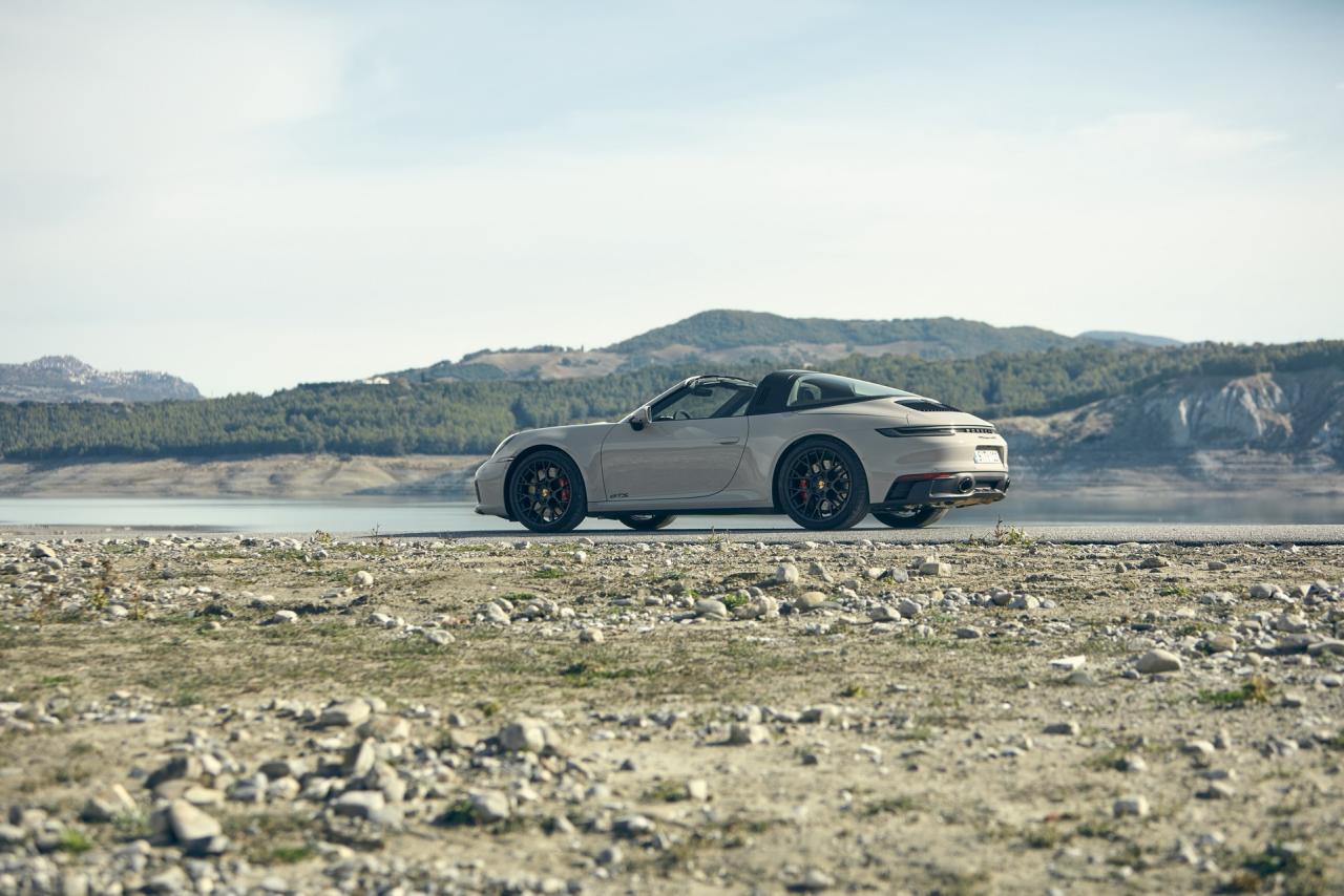 2022-Porsche-911-GTS-2.jpg