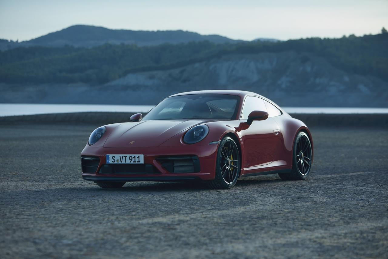 2022-Porsche-911-GTS-20.jpg