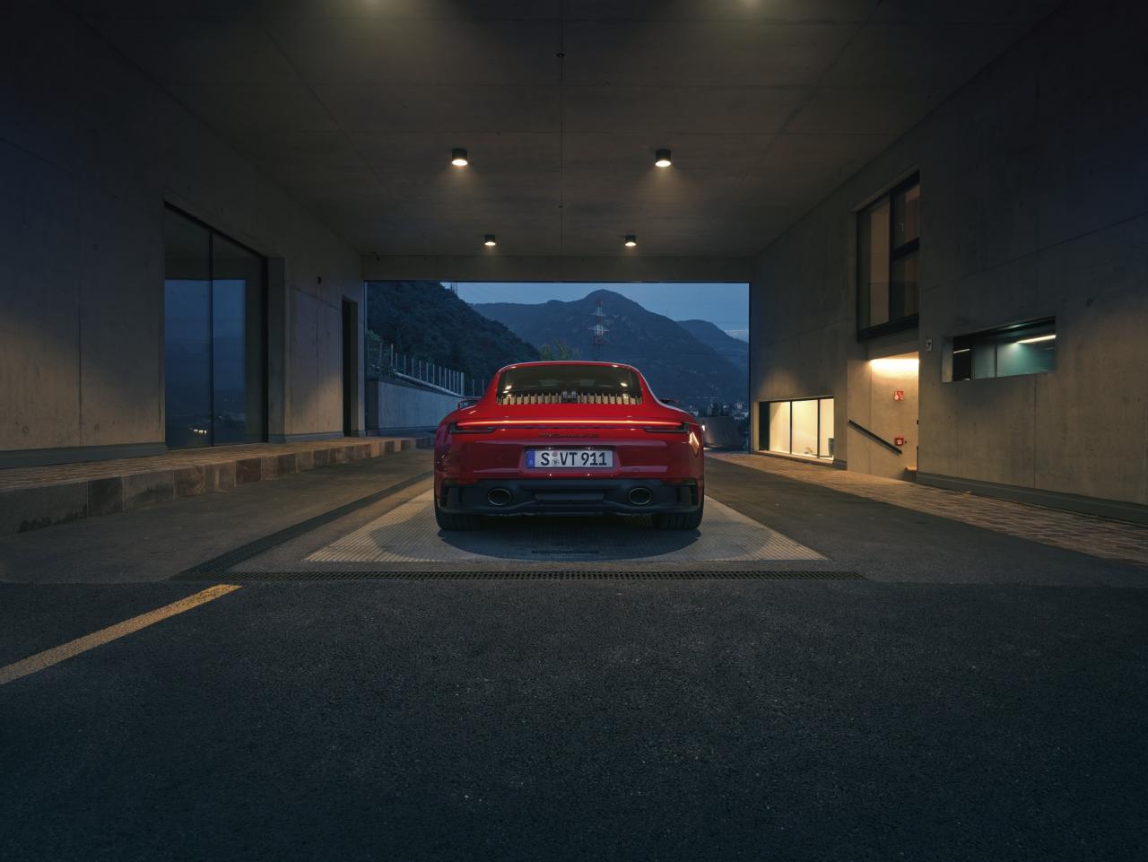 2022-Porsche-911-GTS-21.jpg