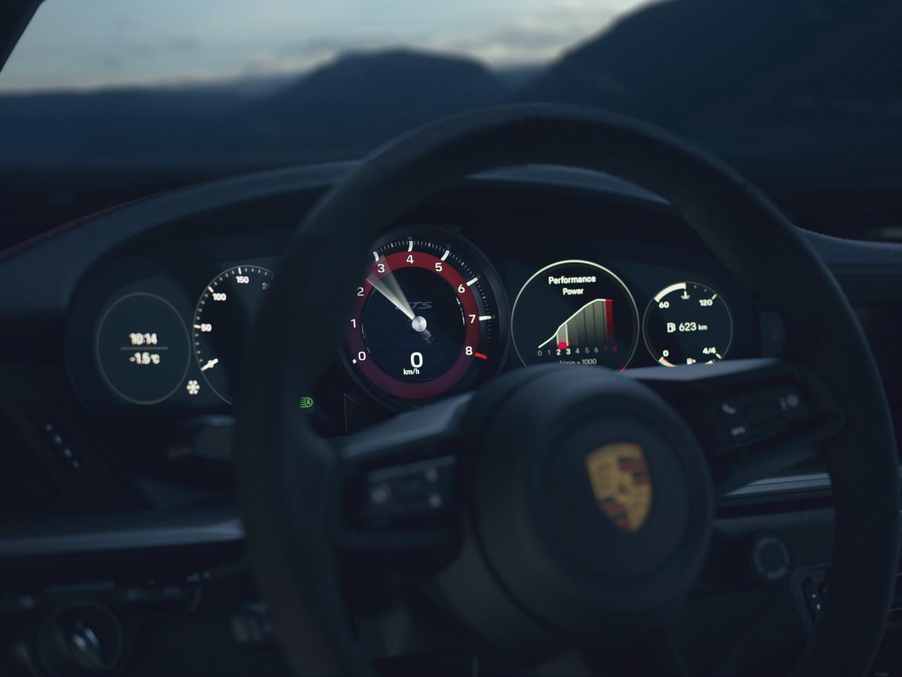 2022-Porsche-911-GTS-22.jpg