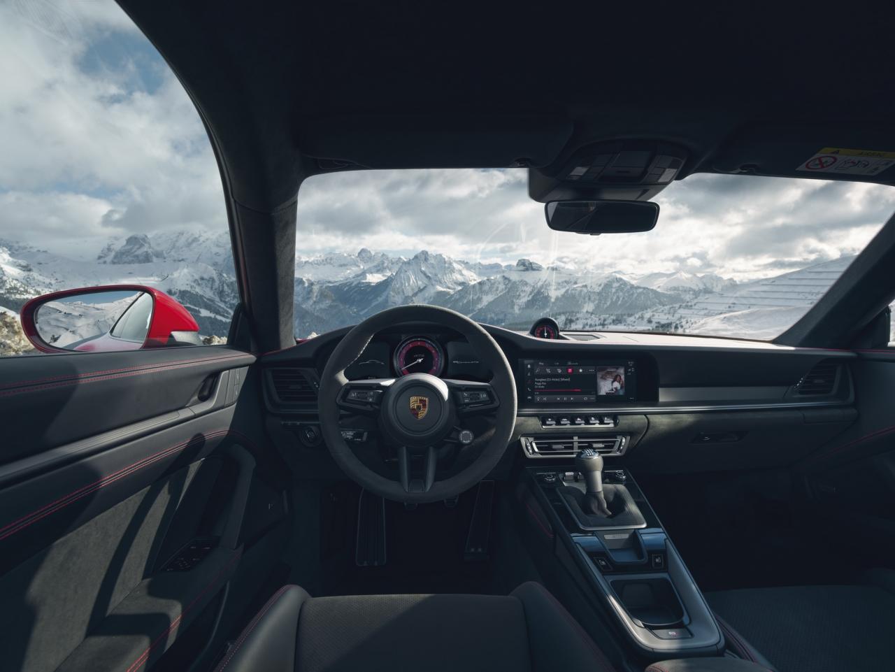 2022-Porsche-911-GTS-25.jpg