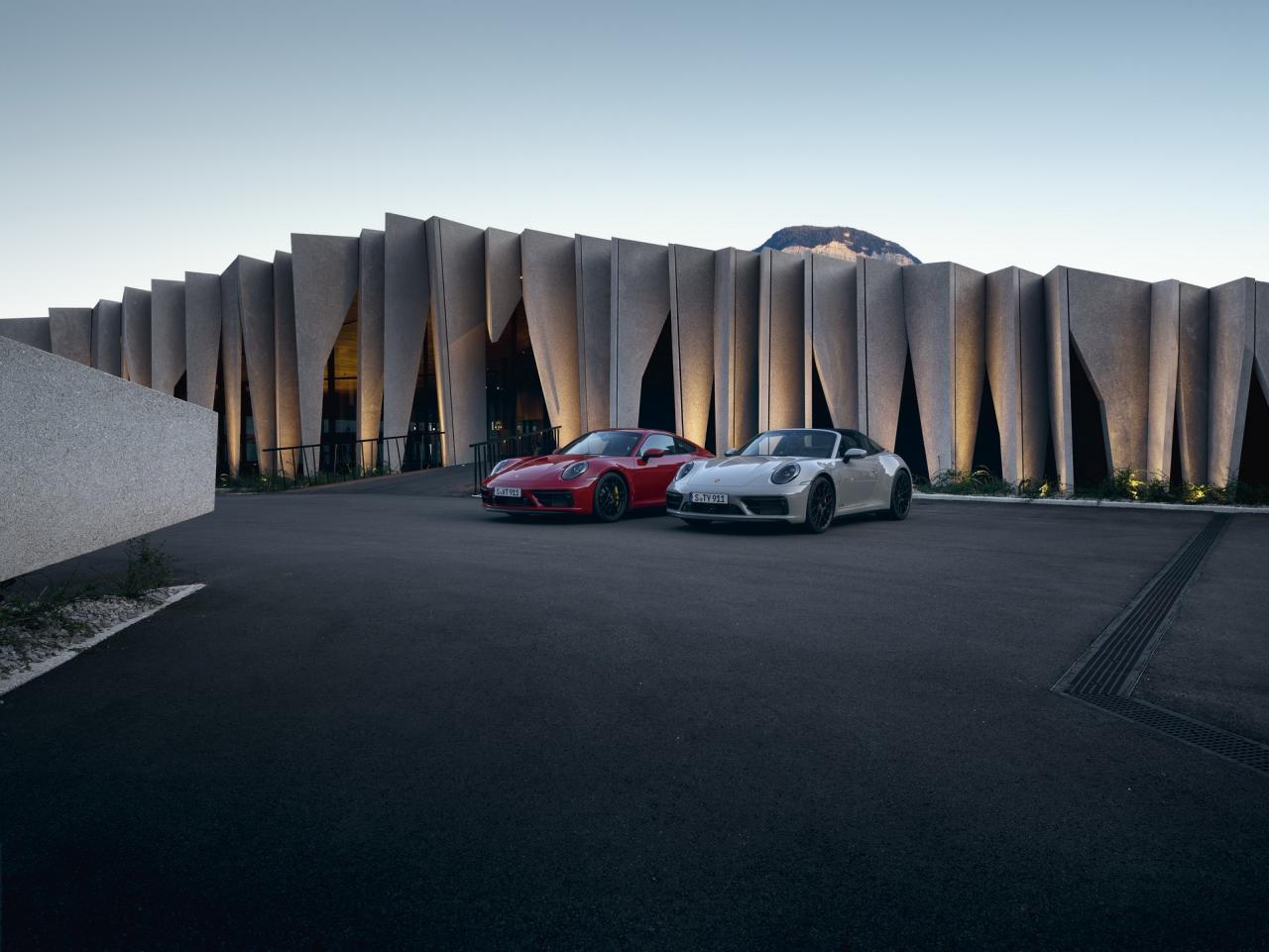 2022-Porsche-911-GTS-29.jpg