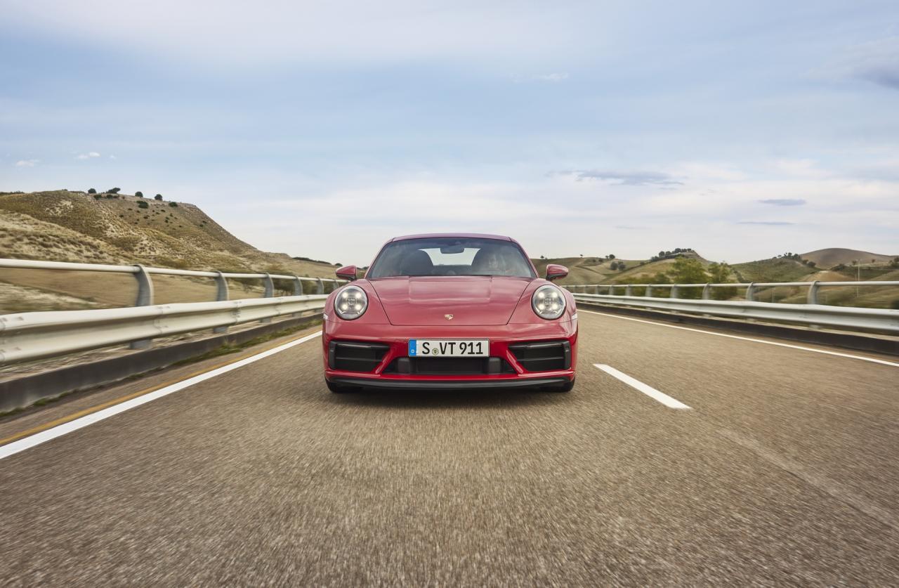 2022-Porsche-911-GTS-32.jpg