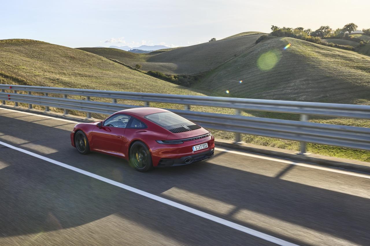 2022-Porsche-911-GTS-37.jpg