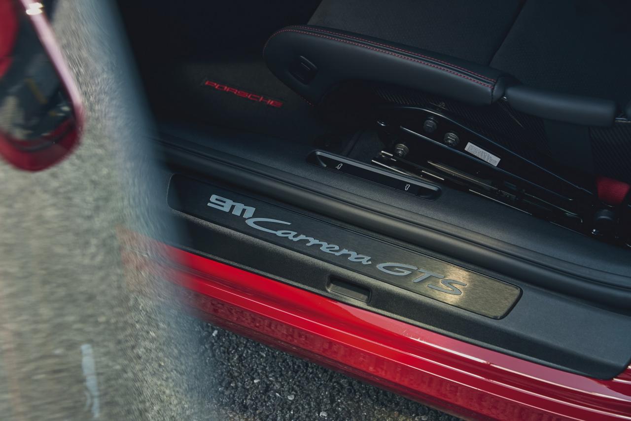 2022-Porsche-911-GTS-40.jpg