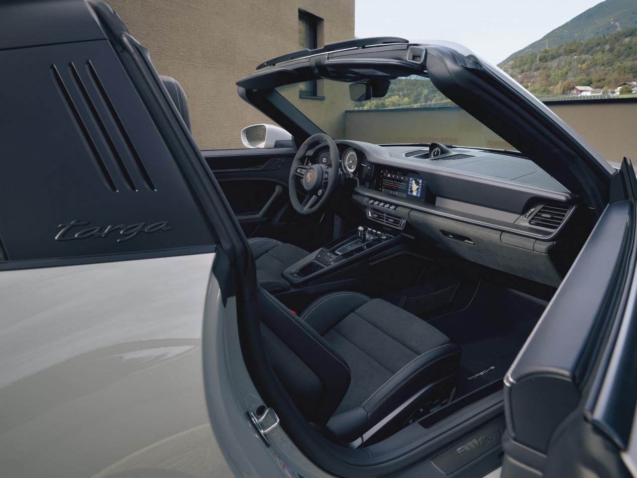 2022-Porsche-911-GTS-5.jpg