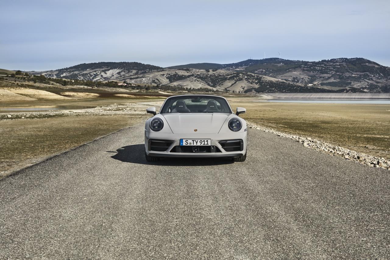 2022-Porsche-911-GTS-8.jpg