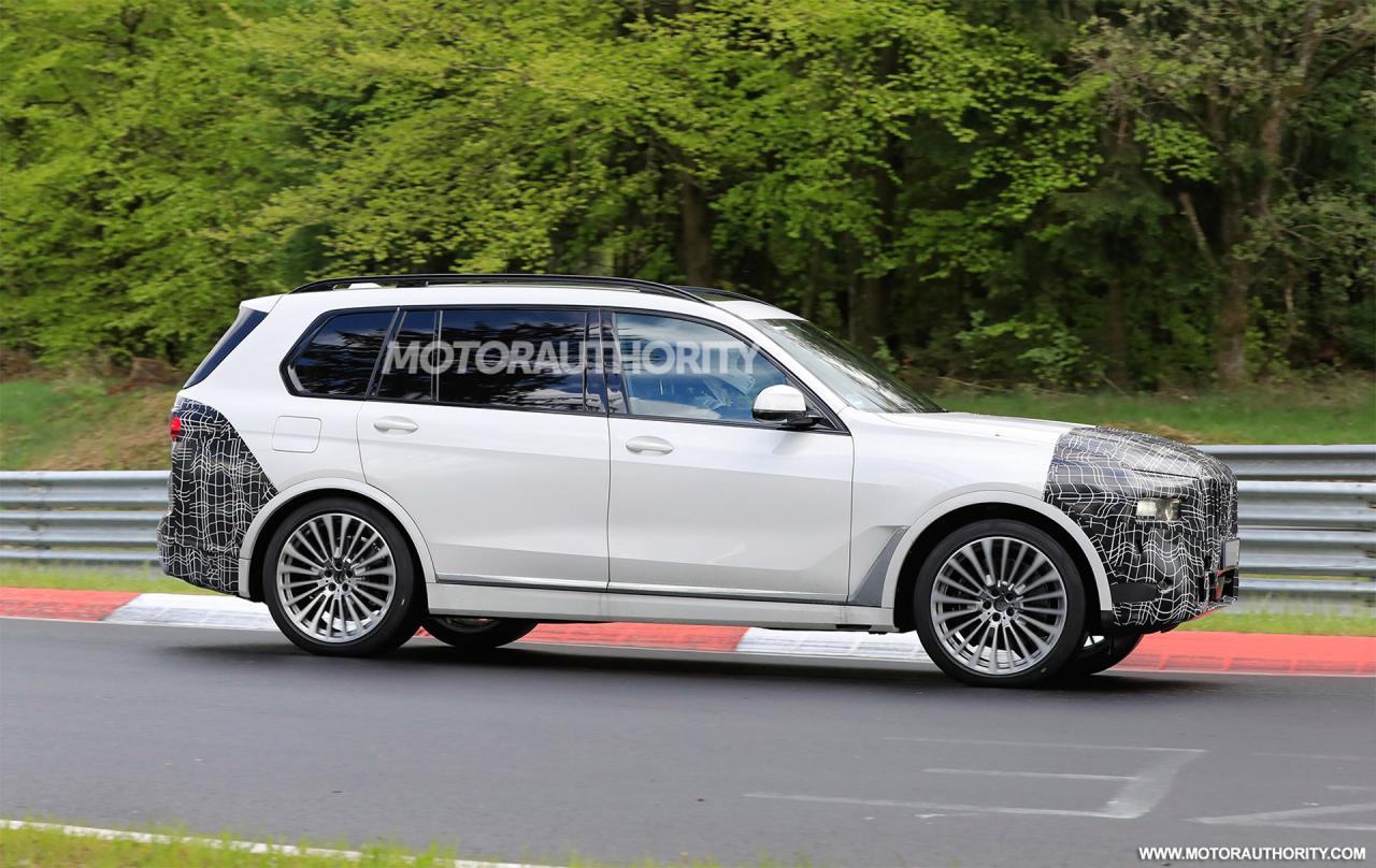 2023-bmw-x7-facelift-spy-shots--photo-credits-baldauf-sb-medien_100794227_h.jpg