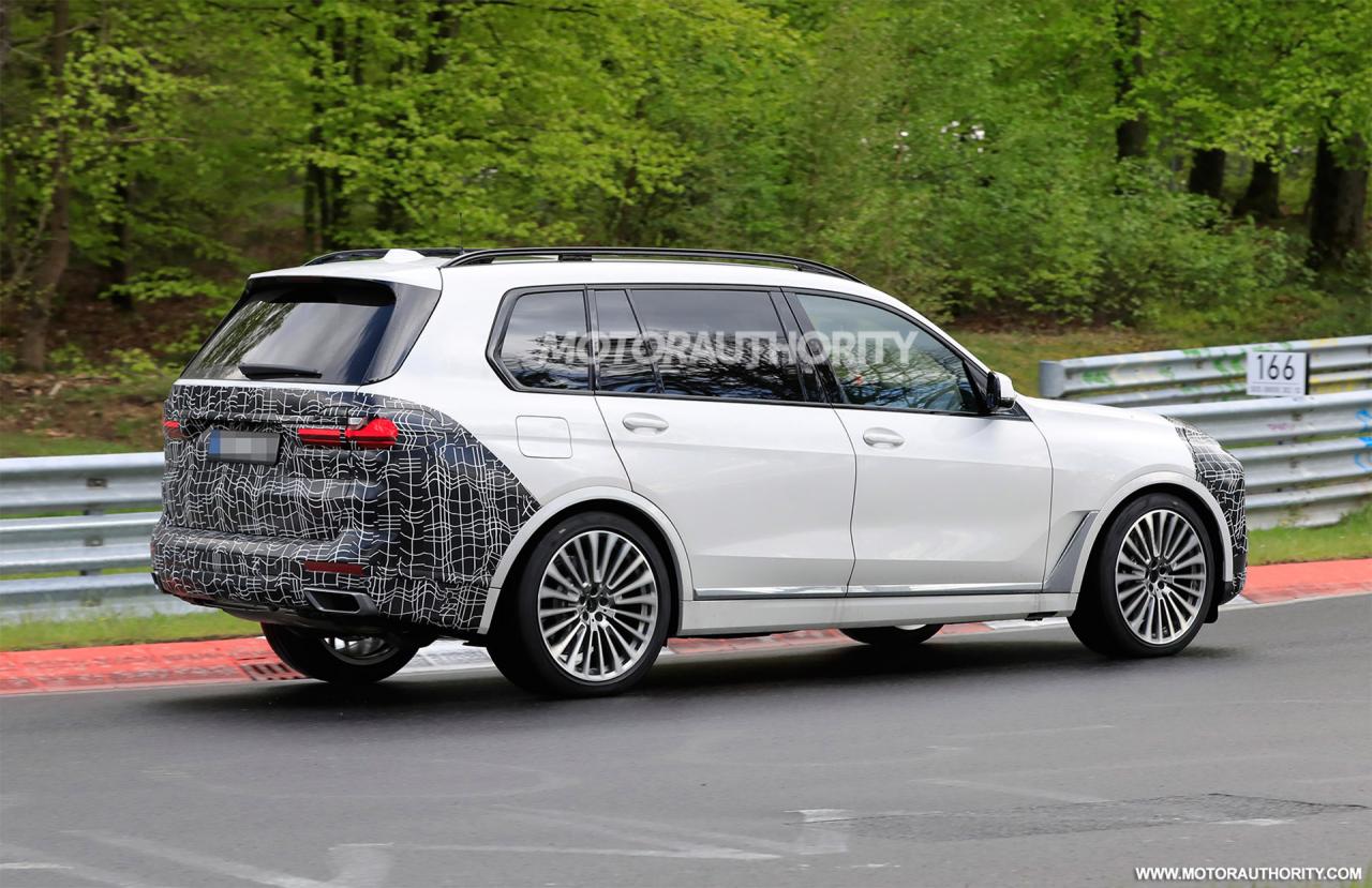 2023-bmw-x7-facelift-spy-shots--photo-credits-baldauf-sb-medien_100794229_h.jpg