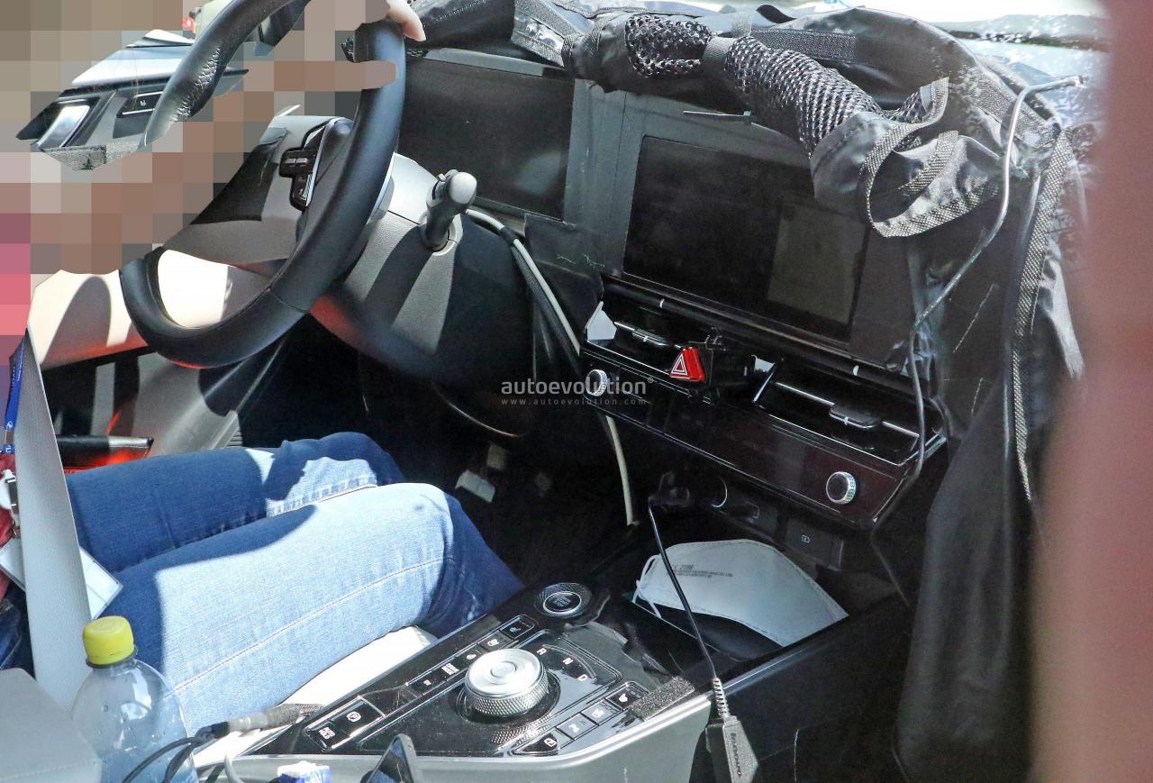 2022-kia-niro-spied-inside-out-shows-big-screens-more-mature-design_2.jpg