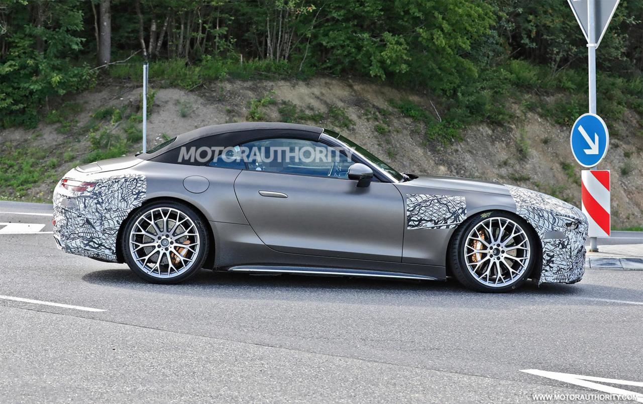 2022-mercedes-benz-amg-sl-roadster-spy-shots--photo-credits-baldauf-sb-medien_100800626_h.jpg