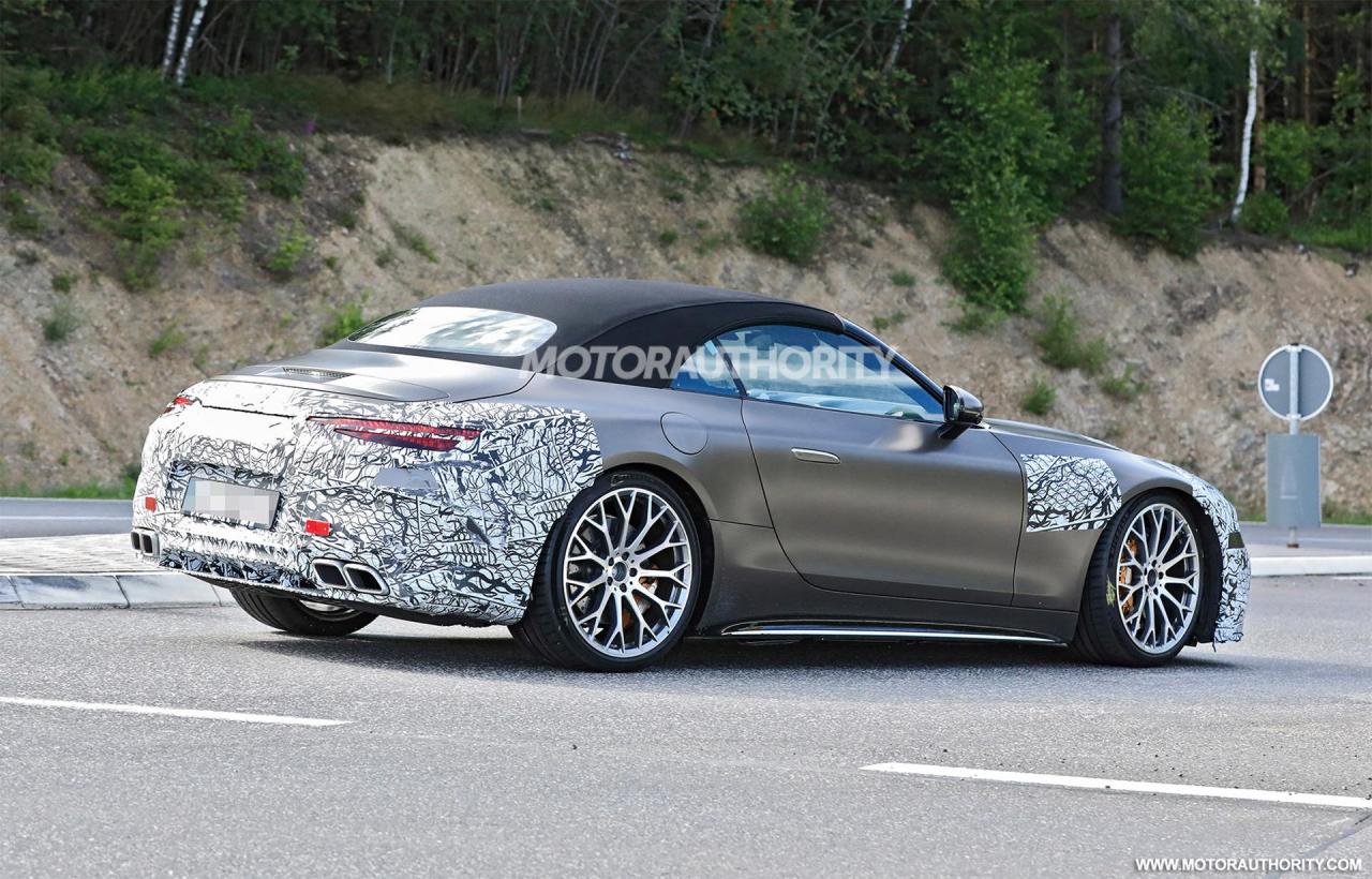 2022-mercedes-benz-amg-sl-roadster-spy-shots--photo-credits-baldauf-sb-medien_100800627_h.jpg